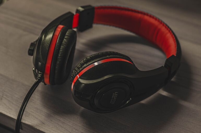 headphones-g7376f8490_1920